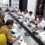 Pimpinan DPRD bersama BBWS saat rapat kerja membahas banjir luapan Kali Lamong. foto: SYUHUD/ BANGSAONLINE