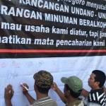 Ratusan pedagang kecil eceran minuman beralkohol di Tuban dan Bojonegoro yang tergabung dalam Forum Komunikasi Pedagang Minuman Beralkohol seluruh Indonesia (FKPMBSI) wilayah Tuban dan Bojonegoro melakukan penggalangan dukungan regulasi yang mengatur penjualan minuman beralkohol. foto: SUWANDI/ BANGSAONLINE