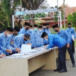 Bupati Pamekasan Baddrut Tamam saat melakukan kontrak kinerja komitmen diri di lapangan Nagara Bhakti Ronggosukowati, Kamis (17/02/2022).