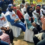 Calon Bupati Kediri Hanindhito Himawan Pramana saat berdialog dengan emak-emak pelaku UMKM di Telaga Husada Desa Nglumbang. (foto: MUJI HARJITA/ BANGSAONLINE)