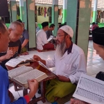 Para WBP yang berstatus sebagai santri di Pondok Pesantren At-Tauba saat mengikuti tadarus Alquran dan kegiatan belajar mengaji. Foto: Ist