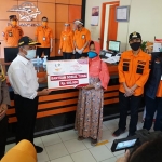 Menko PMK RI, Muhadjir Efendi saat meninjau langsung dan menyerahkan BST Kabupaten Madiun di Kantor Pos Nglames, Kabupaten Madiun, Jumat (17/7/2020). (foto: ist).