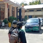 Ida Fitri tiba di Mapolres Blitar Kota sambil menggunakan helm dan langsung masuk ke ruang penyidik.