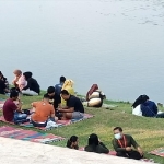 Suasana sore di warung lesehan bantaran Sungai Brantas, utara Jembatan Brawijaya Kota Kediri. foto: Muji Harjita/ BANGSONLINE.com 