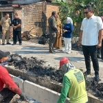 Pj Wali Kota Mojokerto saat meninjau pembangunan.