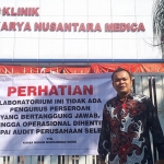 Kuasa Hukum Mokhammad Kurdi, Samin Untung, saat berada di depan Klinik KNM yang digembok.