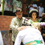 Wabup Tuban saat melakukan ritual siraman kepada para waranggono.