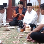 Kiai Asep menerima dan menjamu kunjungan jajaran teras TNI Mojokerto di kediamannya.