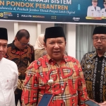 Bupati Jember Hendy Siswanto (tengah) memberikan keterangan kepada wartawan usai menghadiri workshop digitalisasi sistem keuangan pondok pesantren.