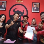 Mantan Bupati Nganjuk, Marhaen Djumadi saat mendatangi kantor DPC PDIP kabupaten setempat untuk pengambilan formulir bakal calon bupati dalam Pilkada 2024.