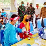 Dandim 0811 Tuban Letkol Inf Viliala Romadhon saat meninjau vaksinasi di salah satu balai desa, Minggu (15/8/2021).