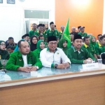 Ketua DPC PPP Gresik Ahmad Nadir bersama jajaran saat mendaftarkan bacaleg di KPUD. foto: SYUHUD/ BANGSAONLINE