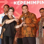 Manager Humas PG Muhammad Ihwan F menerima penghargaan PRIA 2018 oleh Pakar Kehumasan Magdalena Wenas. foto: ist