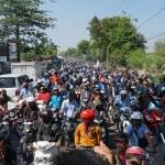 MOGOK: Aksi ribuan buruh di jombang yang menuntut kenaikan upah. foto: rony suhartomo/BANGSAONLINE