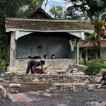 Salah satu pekerjaan pavingisasi yang sedang dikerjakan oleh Dinas PUCKPP Banyuwangi.