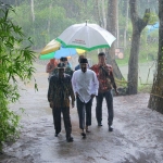 Turun mobil dan berjalan kaki, Gus Ipul harus rela kakinya berjibaku dengan lumpur demi masuk ke Desa Andeman, Sanankerto, Turen, Malang.