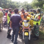 Operasi yustisi oleh petugas koramil dan polsek di Jl. Supriyadi masuk Desa Kandangan, Kecamatan Ngawi.