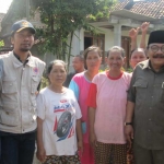 Soekarwo, mantan Gubernur Jawa Timur, Bupati Madiun Ahmad Dawami, dan Bayu Putra Soekarwo foto bersama warga Dusun Plumpung Desa Glonggong, daerah yang masih terendam banjir.