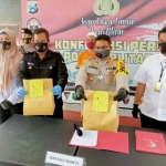 Kapolres Blitar AKBP Ahmad Fanani Eko Prasetya saat merilis tersangka.