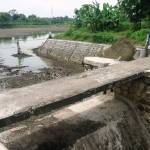 RUSAK: Waduk Sonorejo di Desa Sonorejo, Kecamatan Padangan, Bojonegoro kondisinya memprihatinkan. Pemkab tidak memperbaikinya malah membuat waduk lain dengan anggaran selangit. Foto: Eky Nurhadi/BangsaOnline