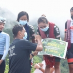 Wali Kota Kediri Abdullah Abu Bakar saat menyerahkan hadiah kepada salah satu pemenang wanita, di Kelud UpHill Challenge 2021. Foto: Ist.