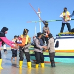 Polres Probolinggo Kota menggelontor 2 ton beras. Bantuan sosial (Bansos) itu diberikan kepada warga pulau Gili, Kecamatan Sumberasih, Sabtu (31/7/2021). Foto: bangsaonline.com