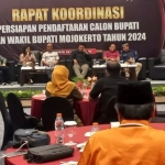 
Tampak rapat koordinasi persiapan pendaftaran pasangan calon Bupati dan Wakil Bupati Kabupaten Mojokerto.