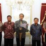 Presiden Jokowi saat umumkan pemberhentian Jenderal Sutarman sebagai Kapolri sekaligus pengangkatan Komjen Badrotin Haiti sebagai Plt Kapolri dan penundaan pelantikan Komjen Budi Gunawan sebagai Kapolri. Foto: detik.com 