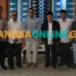 Gubernur Jawa Barat Ridwan Kamil foto bersama dengan Prof Dr KH Asep Saifuddin Chalim, Ketua PWNU Jawa Barat KH. Juhadi Muhammad, SH, Dr Muhammad Albarra, Prof Dr Abdul Halim, Mohammad Santoso,  Dedi Supandi dan M Mas