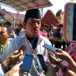 Kepala Desa Larangan Badung, Musaffak, saat memberikan keterangan.