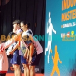 Gubernur Khofifah saat menyematkan medali kepada pemenang Indonesia Masters Super 100. Foto: DEVI FITRI AFRIYANTI/BANGSAONLINE