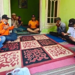 Ketua DPW PKS Jatim Irwan Setiawan dan Ketua Fraksi PKS DPRD Jatim Dwi Hari Cahyono bertakziah dan menggelar tahlil di rumah duka korban meninggal dunia gempa Malang. foto: istimewa