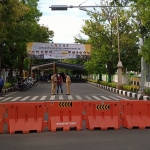 Sepanjang ruas Jalan Pramuka disterilkan dan dilakukan penutupan sementara. (foto: ist)