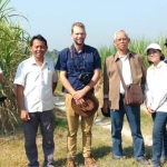 Senior Scientist Illovo Sugar Africa Nickholas Grantham saat mengunjungi lahan yang ditanami tebu varietas tahan kering.