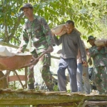 Sertu Iksan, Babinsa Desa Karang Anyar, Kecamatan Ketapang, Kabupaten Sampang aktif membantu Satgas TMMD.