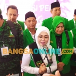 Ketua DPC PPP Jombang, Ema Umiyyatul Chusnah, saat berada di KPU. Foto: AAN AMRULLOH/BANGSAONLINE