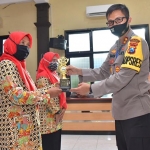 Kapolres Lamongan AKBP Harun saat memberikan penghargaan kepada guru. 