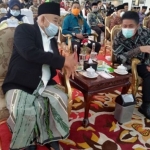 Prof. Dr. KH. Asep Saifuddin Chalim, M.A. dan Gubernur Herman Deru dalam acara pengukuhan Forum Rektor Perguruan Tinggi Keagamaan Islam (PTKIS) dan Pelantikan Pengurus Wilayah Persatuan Guru Nahdlatul Ulama (Pergunu) Sumsel di Griya Agung Palembang, Rumah Dinas Gubernur Sumsel, pada Ahad (7/2/2021). Foto: MMA/ BANGSAONLINE.com.