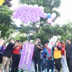 Wali Kota Kediri, Abdullah Abu Bakar (kaos hitam berhelm sepeda), saat akan melepaskan balon ke udara. Foto: Ist