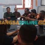 Sapma PP Kota Madiun saat audiensi dengan Bawaslu. Foto: HENDRO SUHARTONO/BANGSAONLINE