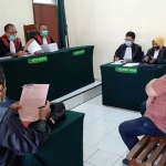 Ir. Ryantori Angka Raharja (kemeja merah) saat menjalani sidang di PN Negeri Sidoarjo.