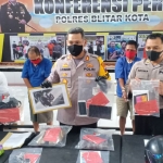 Kapolres Blitar Kota AKBP Leonard M Sinambela (tengah) menunjukkan barang bukti sejumlah barang hasil curian para tersangka.