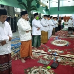 Para kiai saat salat malam untuk ikhtiar menghilangkan covid-19 di Pondok Pesantren Amanatul Ummah Jalan Siwalankerto Utara Surabaya, Kamis (18/6/2020) malam. foto: MMA/ bangsaonline.com