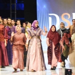 Bunda Fey (empat dari kanan) mengenakan busana tenun ikat Kediri karya Eko Tjandra saat melenggang di atas catwalk. Foto: Ist