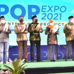 Gubernur Jatim, Khofifah Indar Parawansa, bersama sejumlah pejabat saat penutupan expo OPOP tahun 2021. Foto: SYUHUD/ BANGSAONLINE