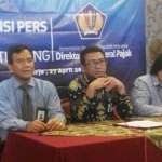 KONFERENSI PERS: Kepala Kanwil DJP Jatim II Neilmadrin Noor (tengah) menjelaskan batas akhir penyampaian SPT WP Badan, saat Media Gathering, di Sidoarjo, Kamis (27/4). foto: MUSTAIN/ BANGSAONLINE