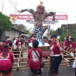 Upacara Tawur Kesanga yang digelar umat Hindu di Desa Pasirharjo dengan mengarak dan membakar ogoh-ogoh.