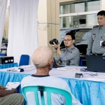 Petugas Kantor Imigrasi Kediri saat melayani warga yang hendak mengurus paspor. Foto: Ist