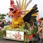 Beberapa peserta mobil hias dan parade budaya saat menunjukkan aksi kebolehannya dalam rangka pembukaan Pekan Budaya dan Pariwisata ke 11. (foto: arif kurniawan/BANGSAONLINE)