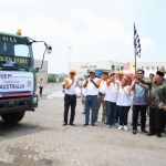 Bupati Sidoarjo saat melepas lima kontainer berisi ikan olahan.